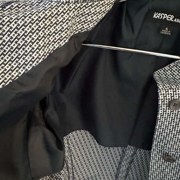 Very flattering. Button up blue and white pattern jacket. Flap pockets - Picture 6 of 6